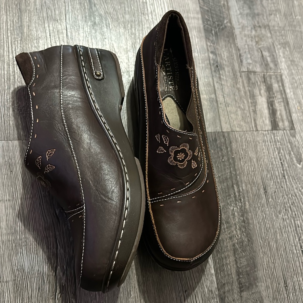 L’ARTISE Leather Clogs by Spring Step brown